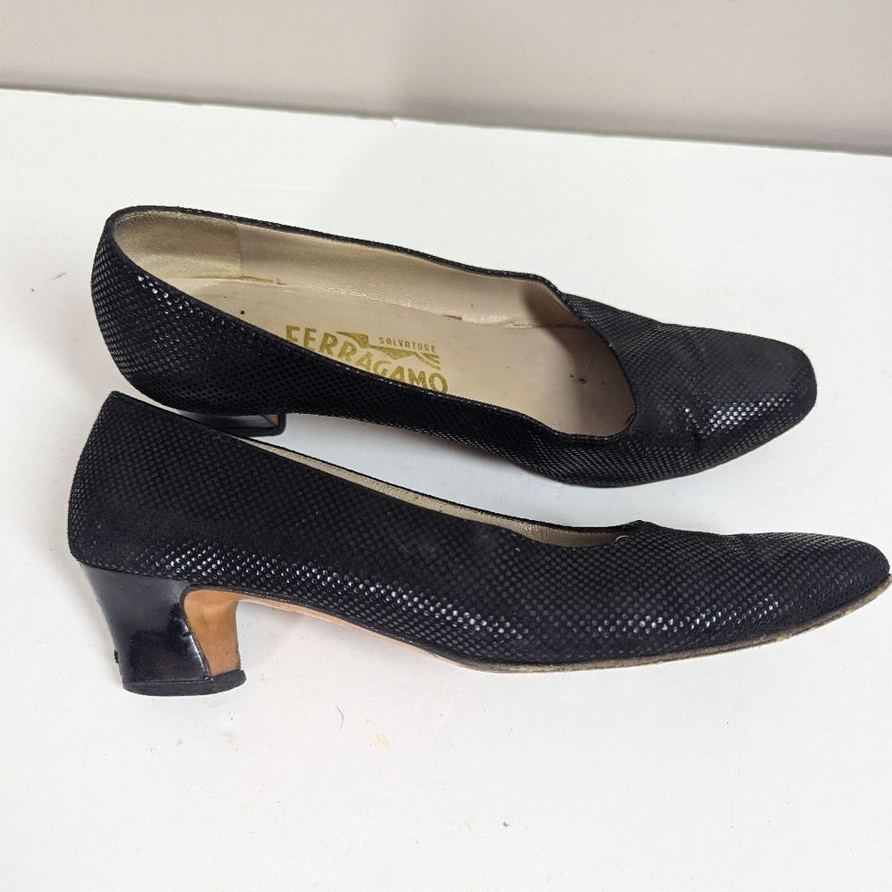 Salvatore Ferragamo Black Leather Low Heel Pumps – Textured Dot Pattern – Sz 7aa - Picture 9 of 9